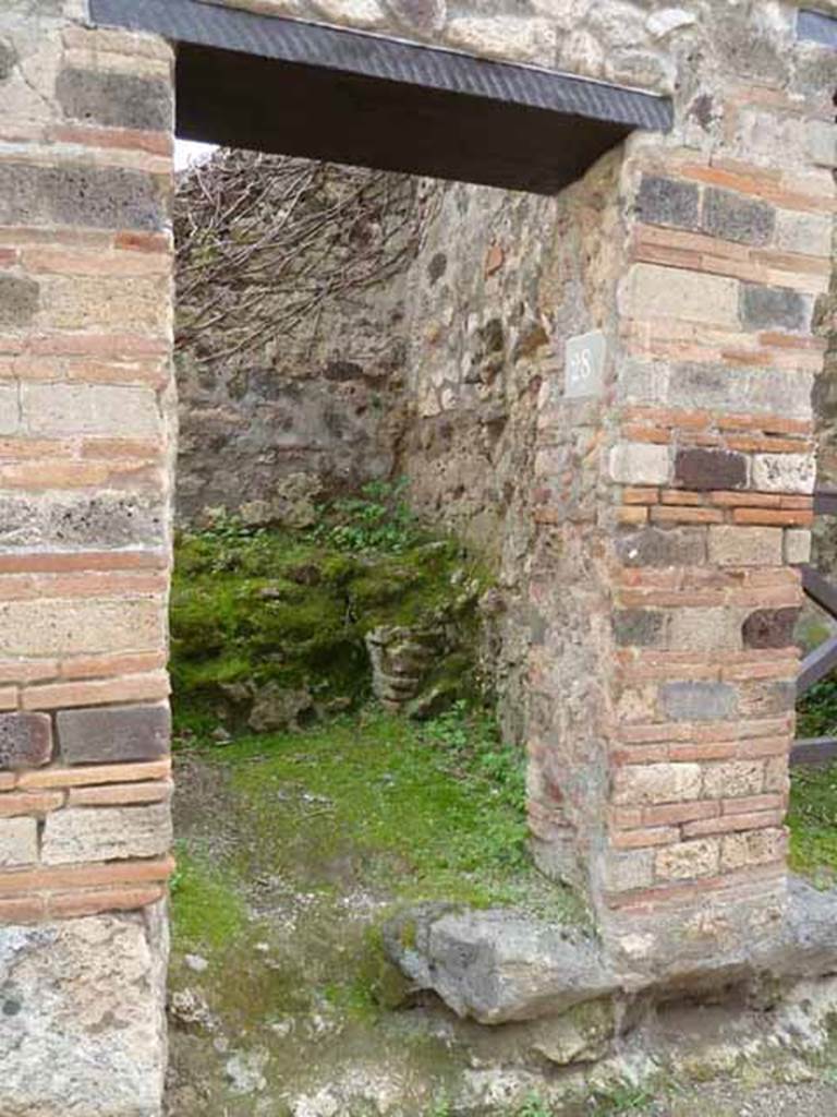 VII.2.28 Pompeii. May 2010. Entrance doorway. According to Eschebach this doorway led to a “cella meretricia”. According to PPM, this doorway led to a public latrine.
