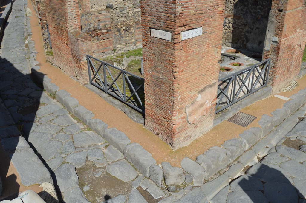 VII.2.32 Pompeii, left of centre, with VII.2.33, on right. March 2018. 
Looking towards entrance at junction of Vicolo Storto, on left and Via degli Augustali, on right.  
Foto Taylor Lauritsen, ERC Grant 681269 DCOR.

