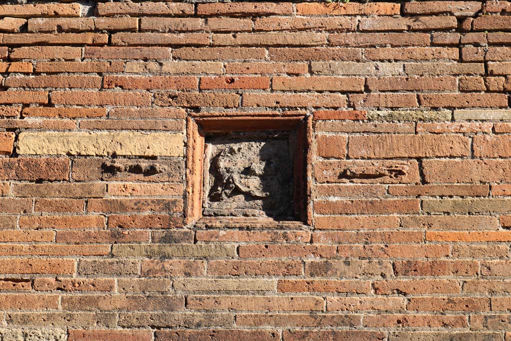 VII.2.32, Pompeii. December 2018. Looking east to plaque on upper wall between entrances 31 and 32. Photo courtesy of Aude Durand.