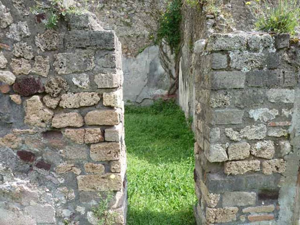 VII.2.35 Pompeii. May 2010. Looking east into triclinium through doorway in east wall of tablinum.