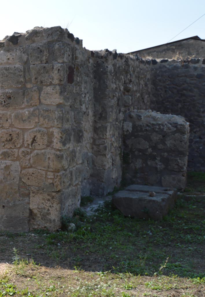 VII.4.31/51 Pompeii. October 2017. Room 2, south side of atrium. 
In the far south-west corner is the money chest base.
Foto Taylor Lauritsen, ERC Grant 681269 DÉCOR.
