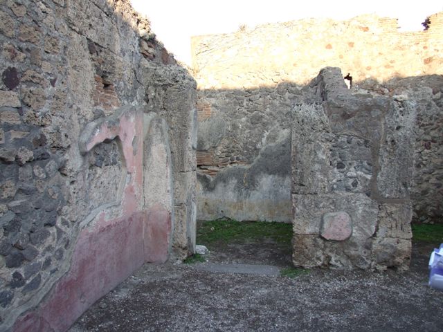 VII.4.48 Pompeii. May 2015. Doorway to room 4, cubiculum. Photo courtesy of Buzz Ferebee.
