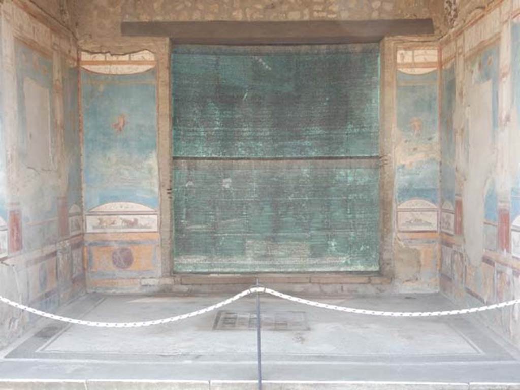 VII.4.48 Pompeii. May 2015. Room 11, looking towards south wall.
Photo courtesy of Buzz Ferebee.
