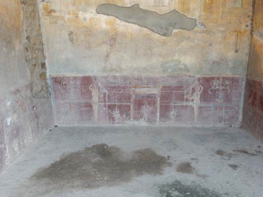 VII.4.48 Pompeii. May 2015. Room 13, painted zoccolo on west wall.
Photo courtesy of Buzz Ferebee.
