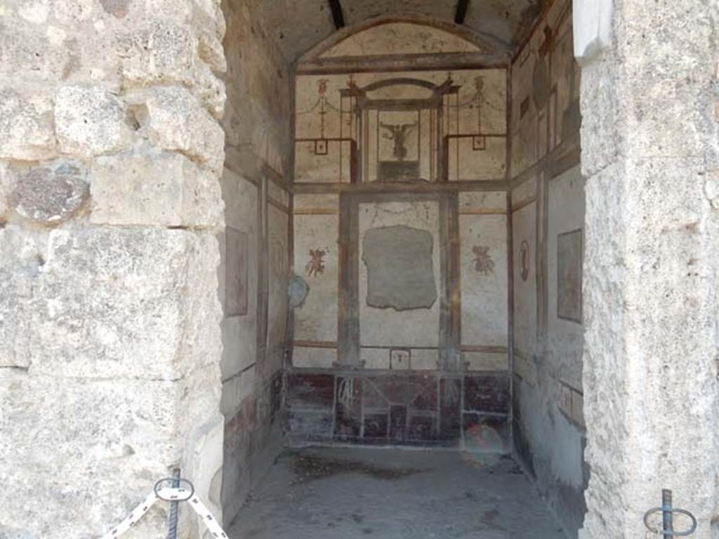 VII.4.48 Pompeii. May 2015. Room 14, doorway to cubiculum.
Photo courtesy of Buzz Ferebee.
