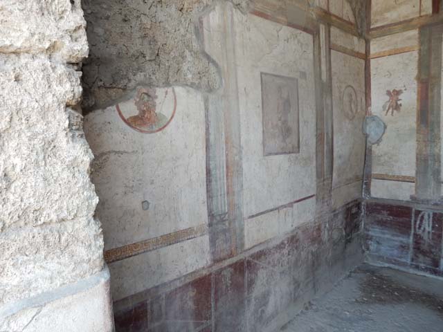 VII.4.48 Pompeii. May 2015. Room 14, looking towards south wall of cubiculum.
Photo courtesy of Buzz Ferebee.

