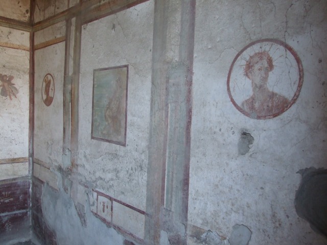 VII.4.48 Pompeii. May 2015. Room 14, medallion with painting of Hermes or Mercury, on north wall of cubiculum at west end.  Photo courtesy of Buzz Ferebee.

