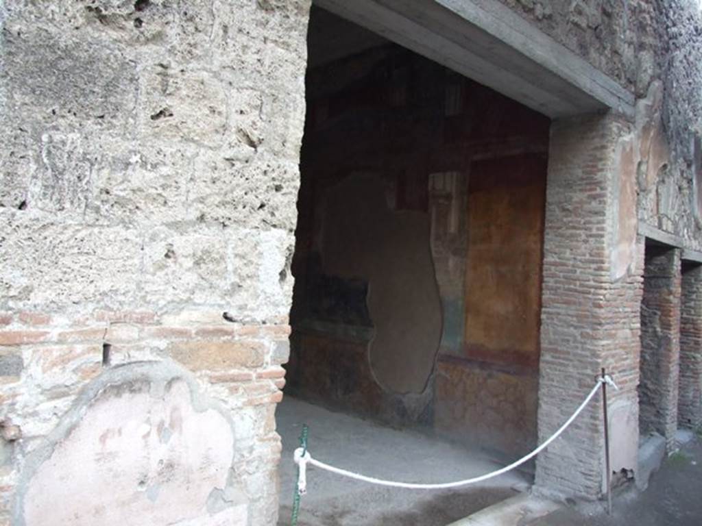 VII.4.48 Pompeii. December 2007.  Doorway to Room 18.   Exedra.