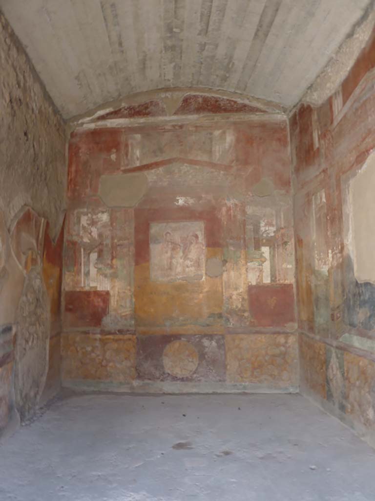VII.4.48 Pompeii. December 2007. Room 18.  Exedra. East wall. 