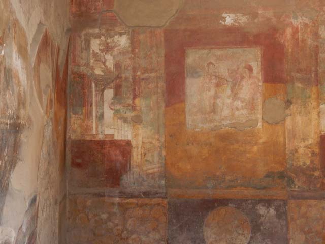 VII.4.48 Pompeii. May 2015. Room 18, central area of east wall of exedra.
Photo courtesy of Buzz Ferebee.
