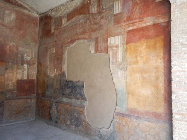 VII.4.48 Pompeii. December 2007. Room 18.  South wall.