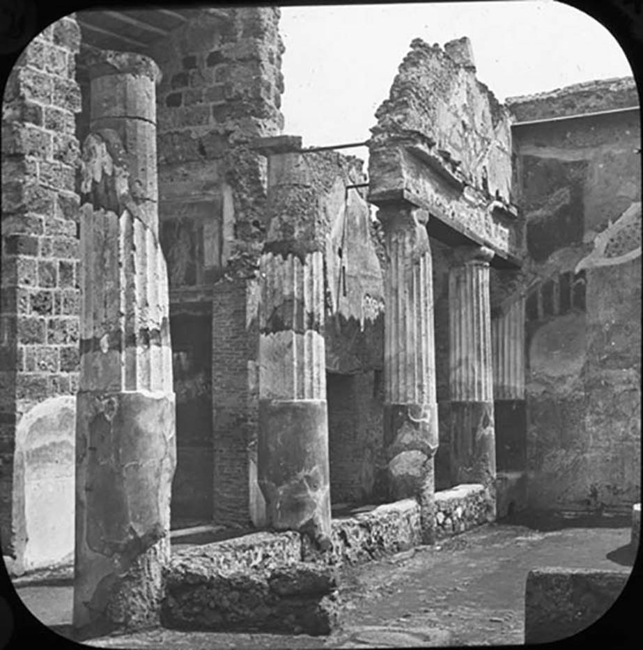 VII.4.48 Pompeii. Peristyle, looking towards south-east corner. Photo by permission of the Institute of Archaeology, University of Oxford. File name instarchbx202im 017. Resource ID. 44530.
