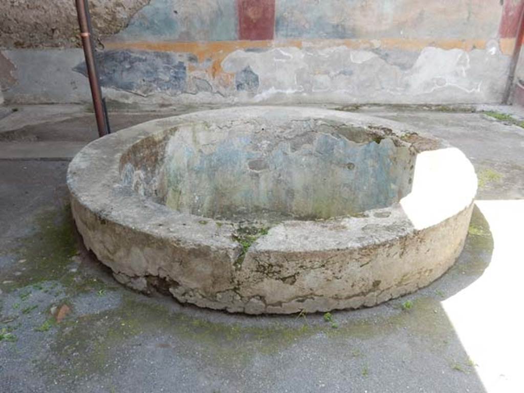 VII.4.48 Pompeii. May 2015. Peristyle pool, looking west. Photo courtesy of Buzz Ferebee.
