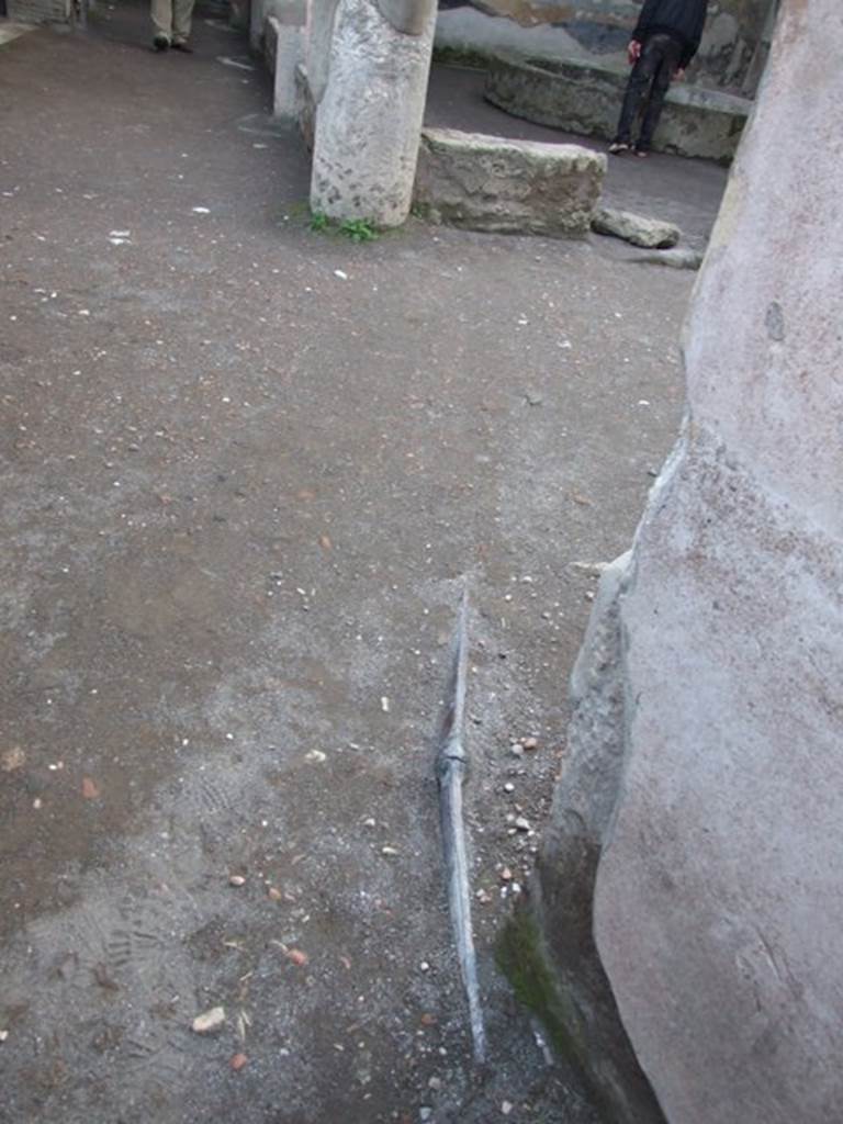 VII.4.48 Pompeii. December 2007. Peristyle with lead pipe going to cistern.