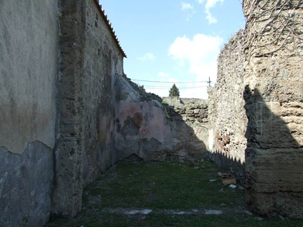 VII.4.57 Pompeii. March 2009. Doorway to room 14, oecus, in north-west corner of peristyle. Looking north..