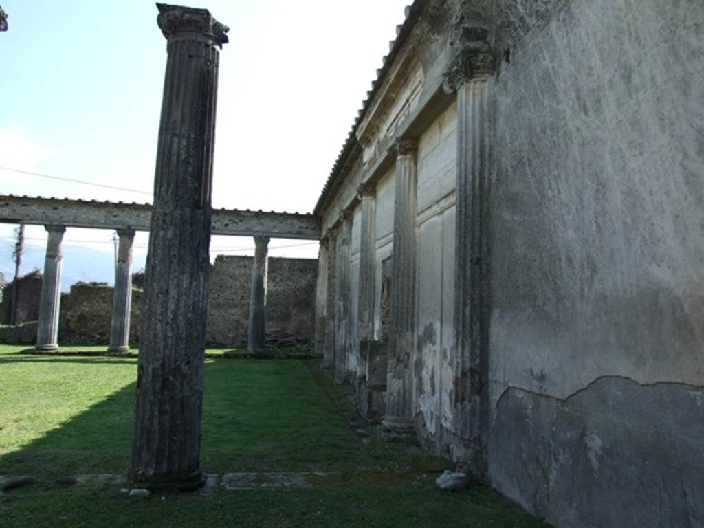 VII.4.57 Pompeii. March 2009. Looking south across peristyle from outside room 14 in north-west corner of north portico.