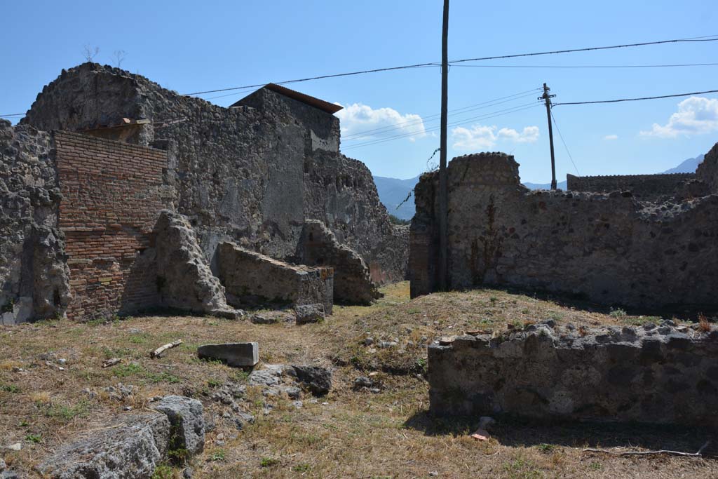 VII.4.57 Pompeii. September 2019. South-east corner of peristyle, looking towards rear of house at VII.4.29, in centre.
Foto Annette Haug, ERC Grant 681269 DÉCOR.
