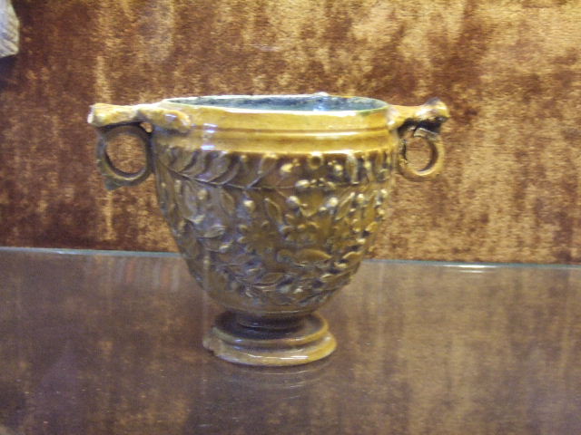 VII.6.28 Pompeii. Glazed two handled cup or skyphos. One of two skyphoi found on 22nd February 1910 in an elegant room to east of peristyle, room 8. (Found in room 108 according to NdS, room 8 would seem to be a different number for the same room). Now in Naples Archaeological Museum.  Inventory number 133315. Our thanks to Raffaele Prisciandaro for his help in identifying this object.
