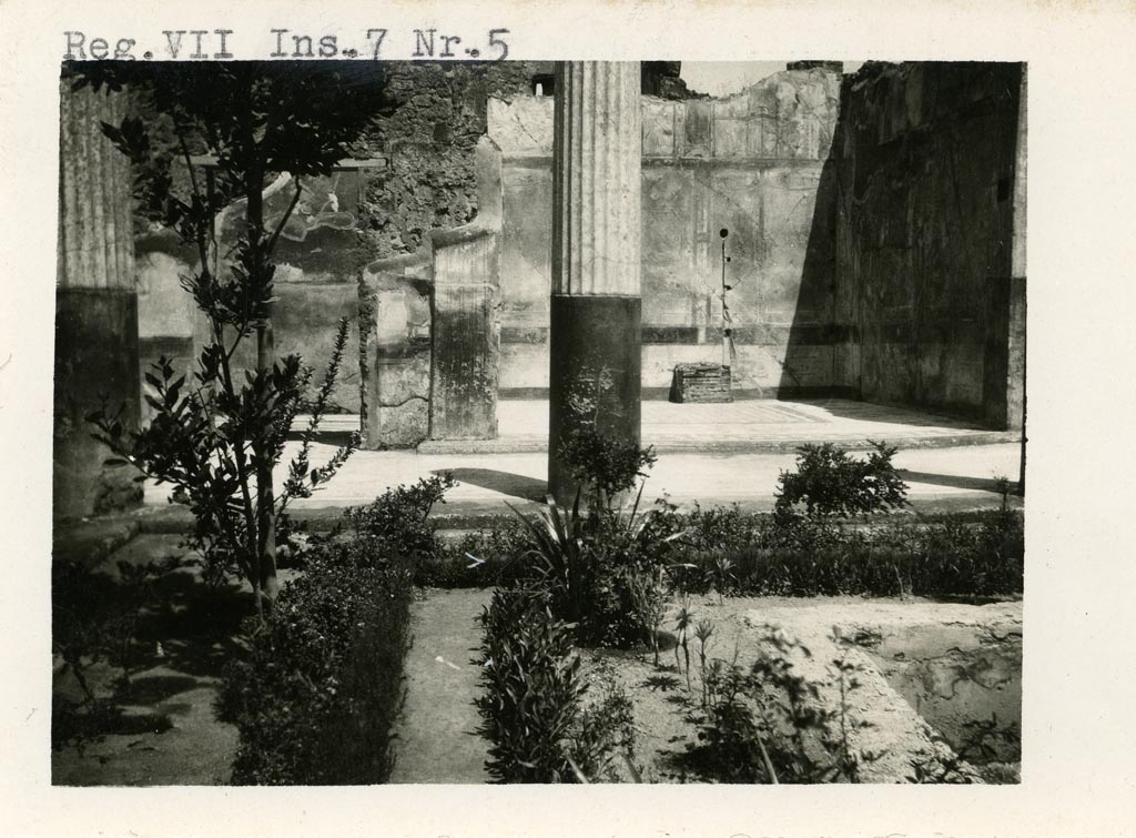 VII.7.5 Pompeii. Pre-1937-39. Looking north towards doorway to cubiculum (x), on left, and into exedra (u), on right.
Photo courtesy of American Academy in Rome, Photographic Archive. Warsher collection no. 865.
