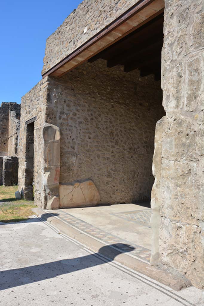 VII.7.5 Pompeii. September 2019. 
Exedra (u), looking west towards south end of west wall, and north portico.
Foto Annette Haug, ERC Grant 681269 DÉCOR.
