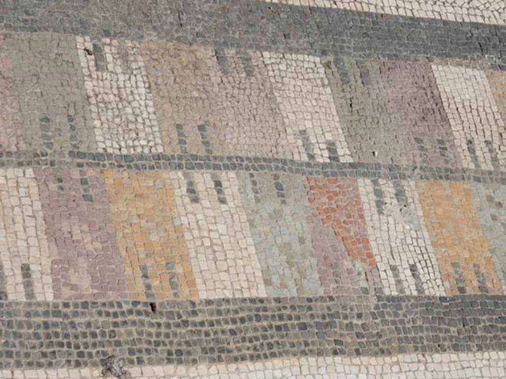VII.7.5, Pompeii. May 2018. 
Exedra (u), detail of threshold of doorway showing battlemented walls, open onto peristyle. 
Photo courtesy of Buzz Ferebee.

