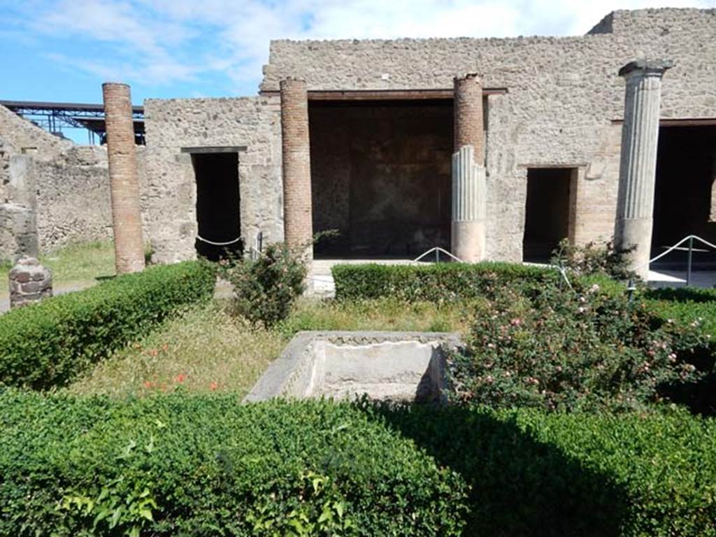 VII.7.5, Pompeii. May 2018. Looking north across peristyle towards room (u) in centre. Photo courtesy of Buzz Ferebee.

