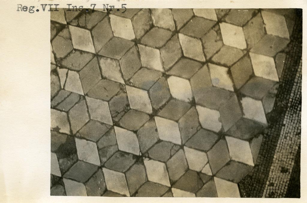 VII.7.5 Pompeii. Pre-1937-39. Exedra (u), detail of mosaic floor with tiles in the centre in the form of cubes
Photo courtesy of American Academy in Rome, Photographic Archive. Warsher collection no. 312.
