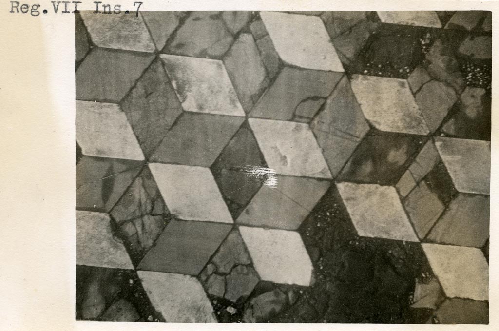 VII.7.5 Pompeii. Pre-1937-39. Detail of mosaic floor with tiles in the shape of cubes.
Photo courtesy of American Academy in Rome, Photographic Archive. Warsher collection no. 365.
(Note: Warsher located this at VII.7, we have included it here, but there was another similar floor at VII.7.32.)
