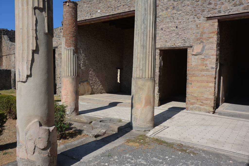 VII.7.5 Pompeii. September 2019. 
Looking north-west towards flooring on north portico, doorway to exedra (u), in centre, corridor/room (r), centre right, and triclinium (q), on right. 
Foto Annette Haug, ERC Grant 681269 DÉCOR.
