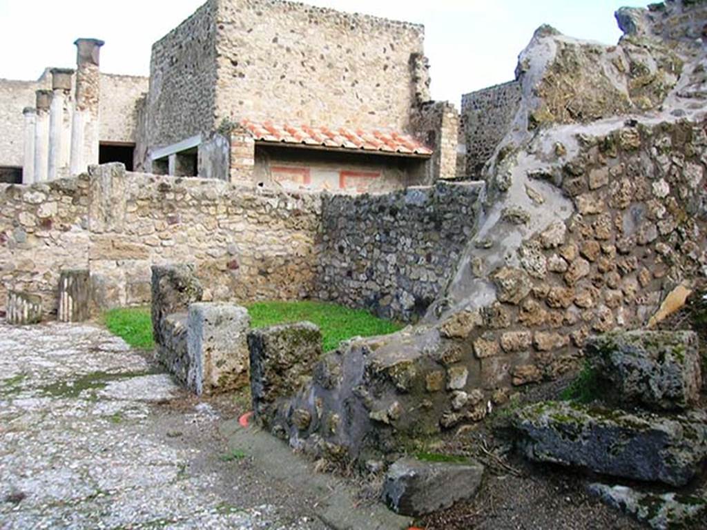 VII.7.5 Pompeii. November 2012. Rooms (f), (g) and ala (h) on east side of atrium. Photo courtesy of Mentnafunangann, see Wikimedia.
This file is licensed under the Creative Commons Attribution-Share Alike 3.0 Unported licence.

