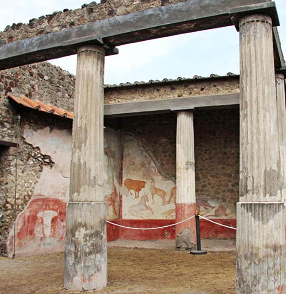 VII.7.10 Pompeii. October 2015. West and north painted walls of peristyle. Photo courtesy of Davide Peluso.
