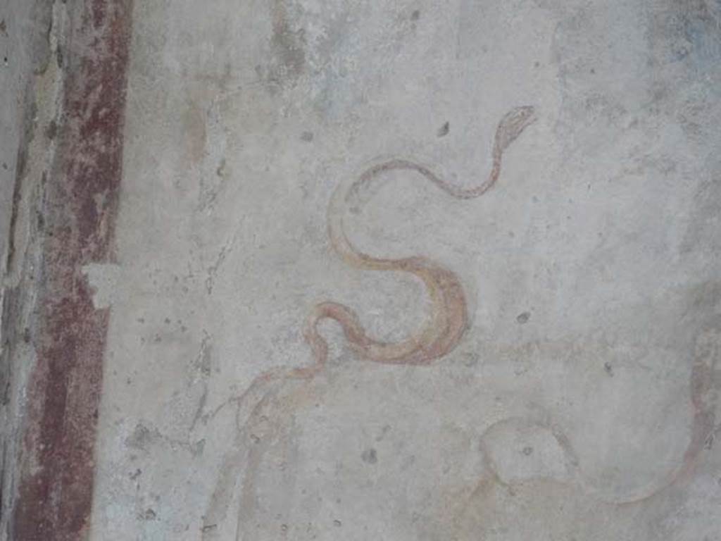 VII.7.10 Pompeii. May 2018. Peristyle, detail of serpent on upper north wall. Photo courtesy of Buzz Ferebee. 