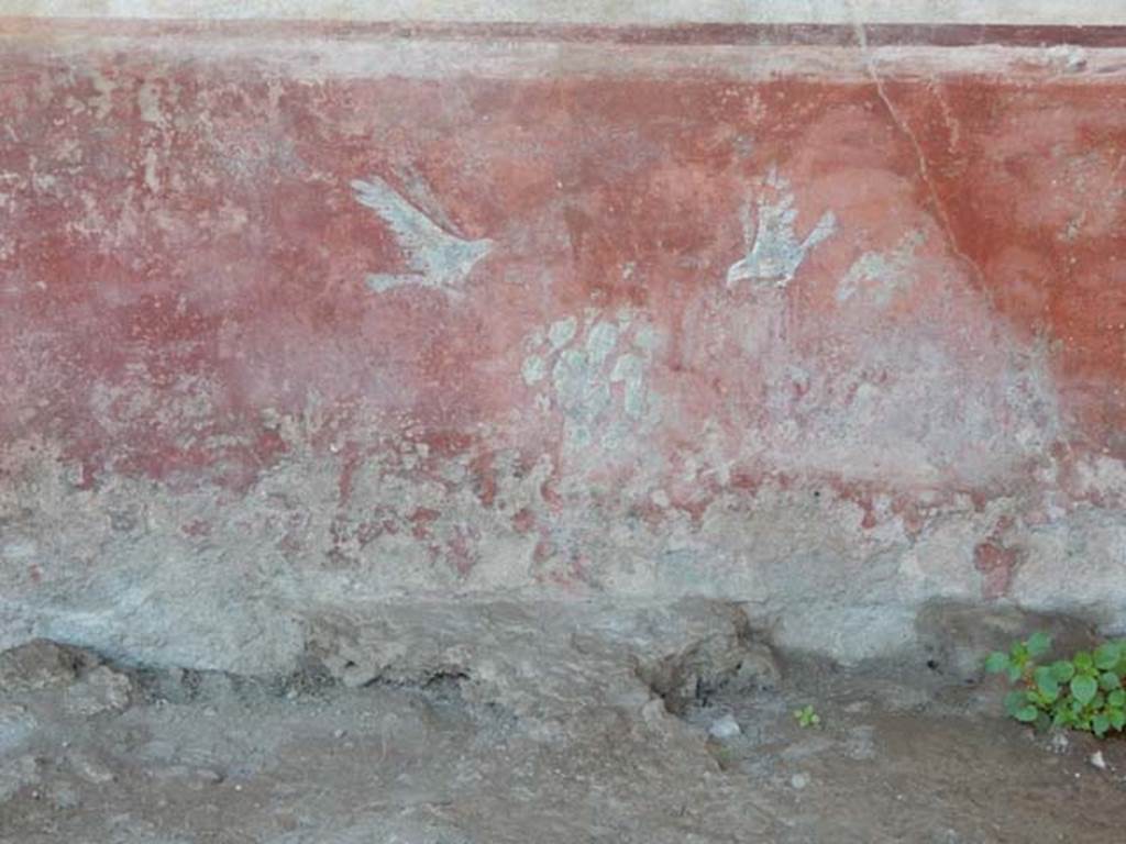 VII.7.10 Pompeii. May 2018. North wall of peristyle, detail of zoccolo on east end. Photo courtesy of Buzz Ferebee. 