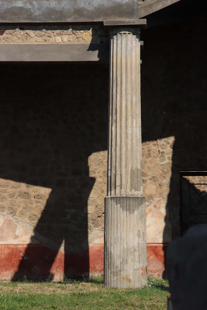 VII.7.10 Pompeii. September 2017. Column in peristyle. Photo courtesy of Klaus Heese.
