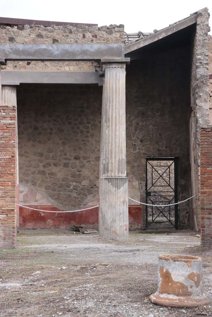 VII.7.10 Pompeii. May 2018. 
Room, (n), oecus on east side of tablinum, looking towards south-east corner, and doorway to atrium in south wall.
Photo courtesy of Buzz Ferebee. 
