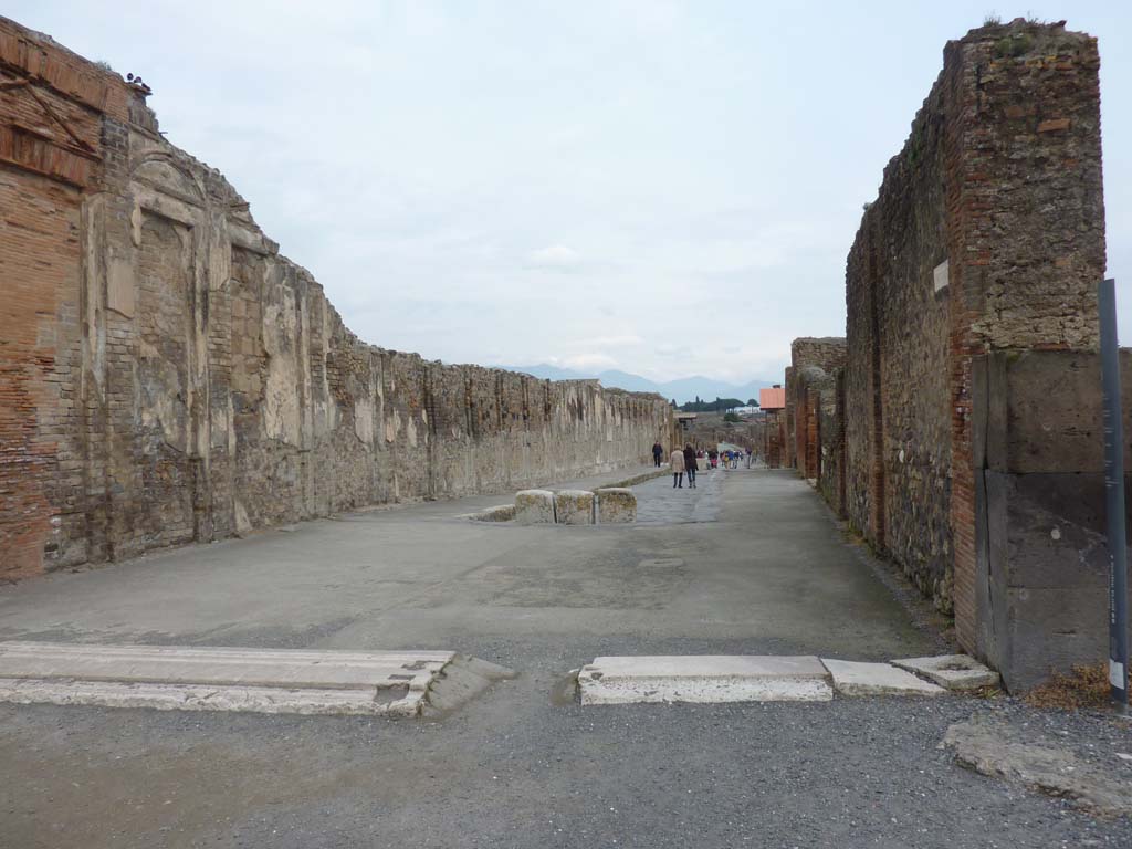 VII.8 Pompeii Forum. March 2014. Looking east along Via dell’Abbondanza, between VII.9 and VIII.3 from Forum.
Foto Annette Haug, ERC Grant 681269 DÉCOR.
