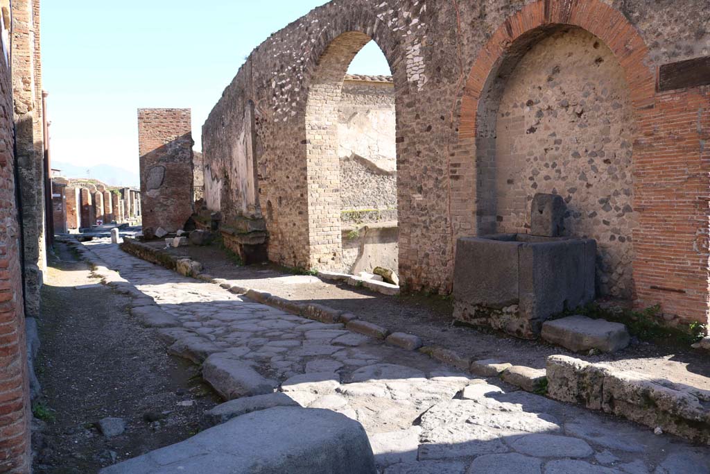 Fountain next to VII.7.26 outside north wall of VII.8 Forum. December 2018. 
Looking south-east on north side of Forum, on Vicolo dei Soprastanti. Photo courtesy of Aude Durand.
