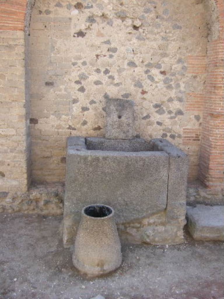 Fountain next to VII.7.26 outside north wall of VII.8 Forum.  September 2005.  