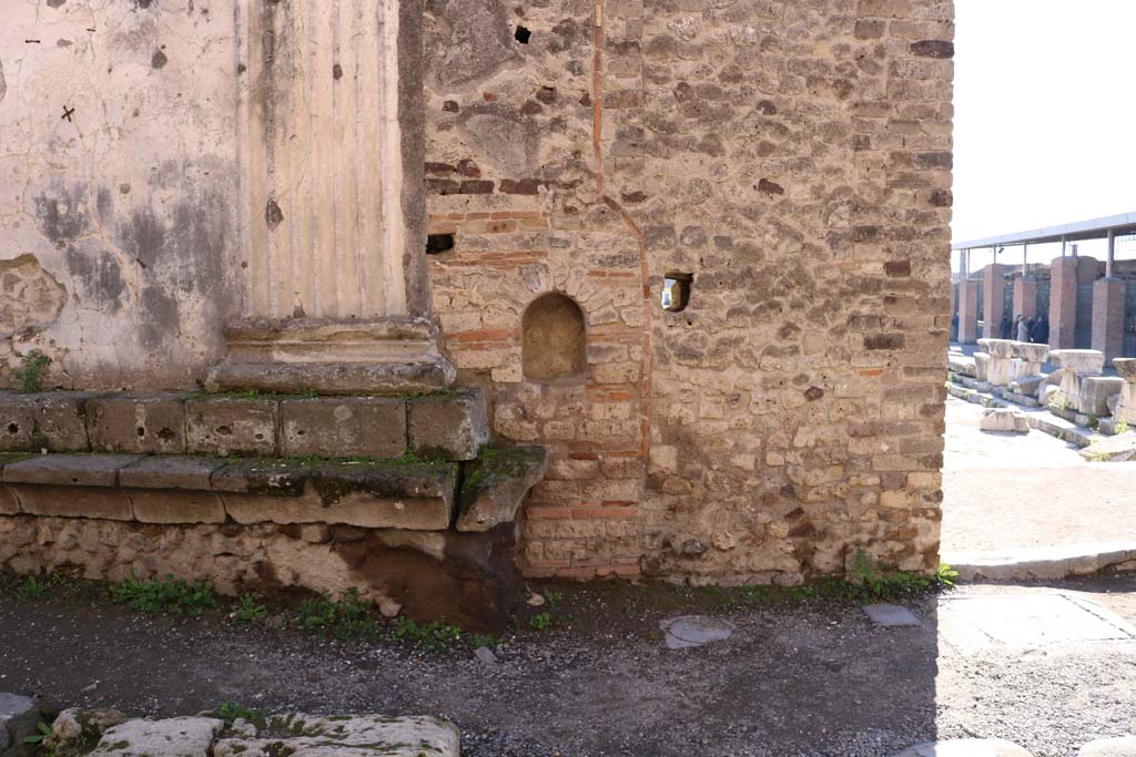 VII.8 Pompeii Forum. December 2018. 
North wall of Forum, with niche of street shrine on outside wall at side of entrance doorway in north-west corner, on right. 
Photo courtesy of Aude Durand.
