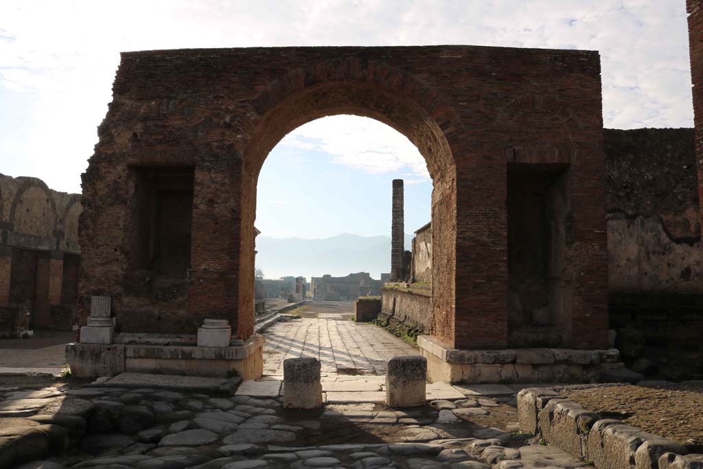 VII.8 Pompeii Forum. December 2018. 
North-east entrance to Forum through the Arch of Tiberius. Looking south into the Forum, from Via del Foro. Photo courtesy of Aude Durand.
