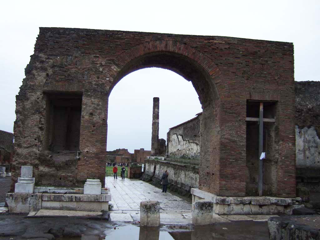 VII.8 Pompeii Forum. December 2005. 
North-east entrance to Forum through the Arch of Tiberius. Looking south into the Forum, from Via del Foro.

