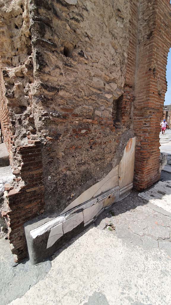 VII.8 Pompeii Forum. March 2014. 
Marble on east side of arch leading to Forum, in its north-east corner.
Foto Annette Haug, ERC Grant 681269 DÉCOR.
