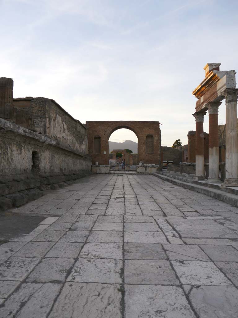 VII.8.00 Pompeii Forum. September 2018. Looking north on east side of Temple of Jupiter.
Foto Anne Kleineberg, ERC Grant 681269 DÉCOR.
