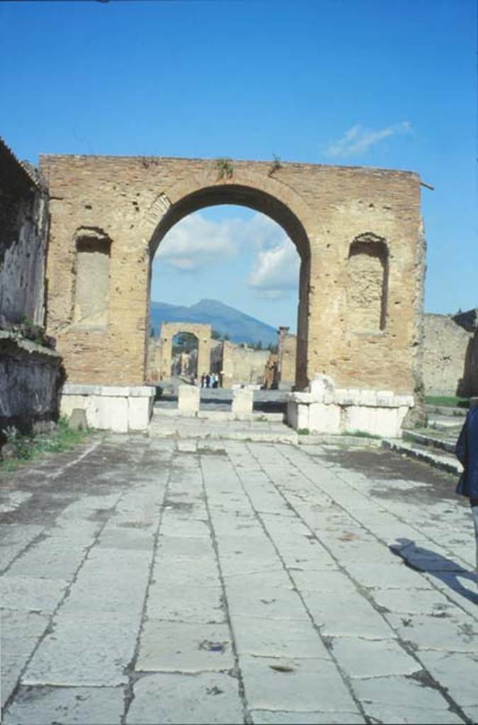 VII.8 Pompeii Forum. October 1992. 
Looking north through entrance under Arch of Tiberius at east end of north side.
Photo by Louis Méric courtesy of Jean-Jacques Méric.

