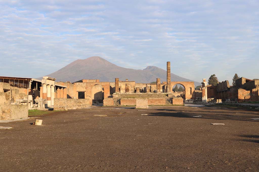 VII.8.00 Pompeii Forum. December 2018. Looking towards north end of Forum, and Temple of Jupiter. Photo courtesy of Aude Durand.

