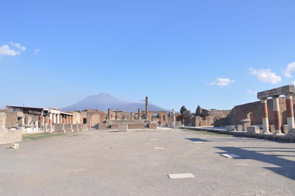 VII.8.00 Pompeii Forum. July 2017. Looking north across Forum towards the Temple of Jupiter, at north end.
Foto Anne Kleineberg, ERC Grant 681269 DÉCOR.
