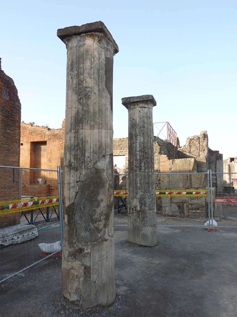 VII.8 Pompeii Forum. October 2014. Looking west along line of columns in south-west corner.
Foto Annette Haug, ERC Grant 681269 DÉCOR.
