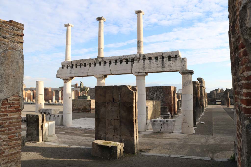 VII.8 Pompeii Forum. December 2018. Looking east across south side of Forum, on right. Photo courtesy of Aude Durand.