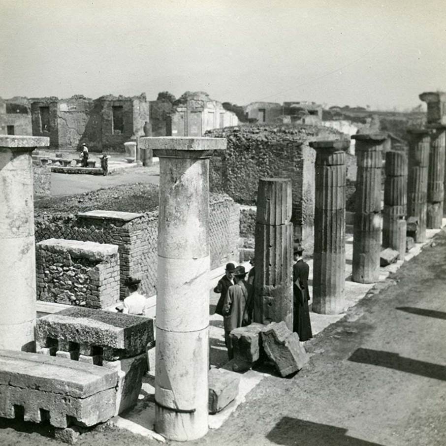 VII.8 Pompeii Forum. 1912.
 Looking east along south side, from south-west corner, with the colonnade of Popidius, on the right.
Photo by Esther Boise Van Deman (c) American Academy in Rome. VD_Archive_Ph_235.
According to Van Buren –
“The colonnade of Popidius, which antedates the Roman colony, occupies all the South end and the southern part of the eastern side, and on the western side there are traces of it almost to the northern extremity.”
See Van Buren, Albert William. The Changes in the Forum due to the Roman Colonists. Part VI in Memoirs of American Academy in Rome, 1918, (p.75).

