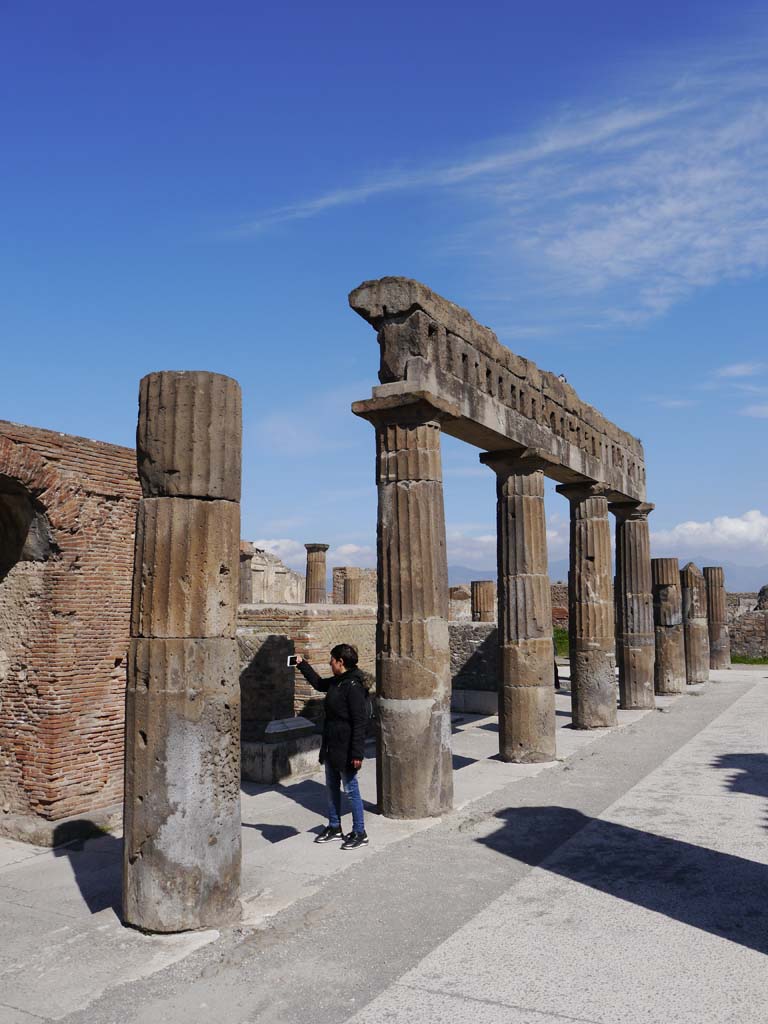 VII.8.00, Pompeii. south side of forum March 2019. Portico, looking east. 
Foto Anne Kleineberg, ERC Grant 681269 DÉCOR.
